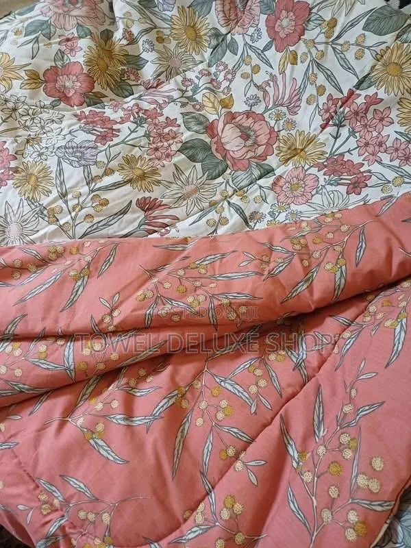 SOLD!Floral Comforter - White Terracotta Coral Reversible Thick Fluffy · Photo 1
