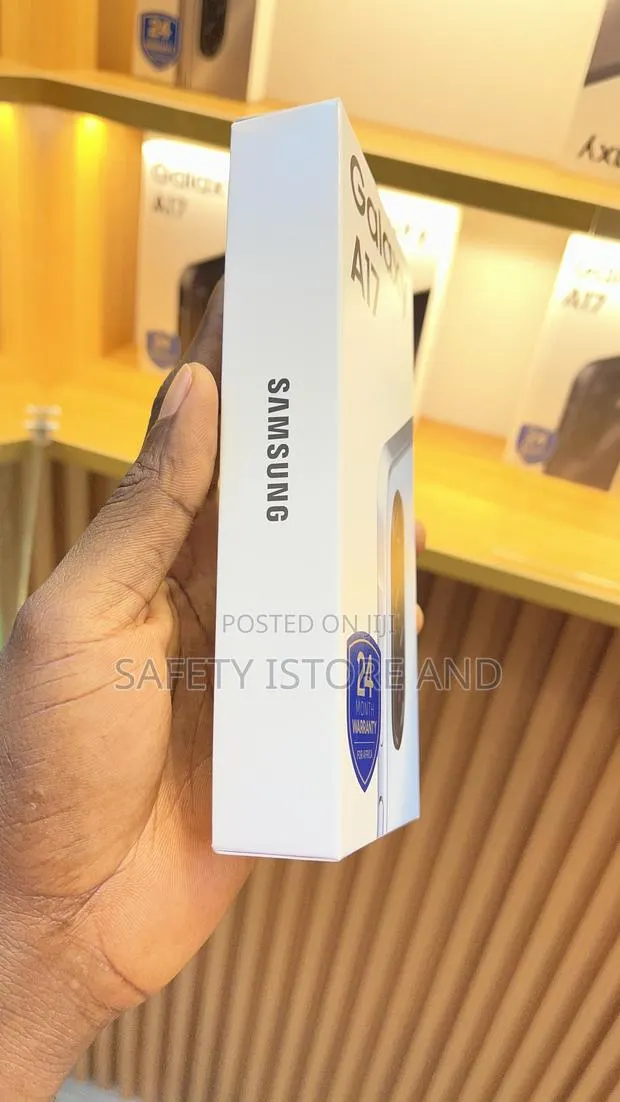 New Samsung Galaxy A17 5G 128 GB Blue · Photo 1