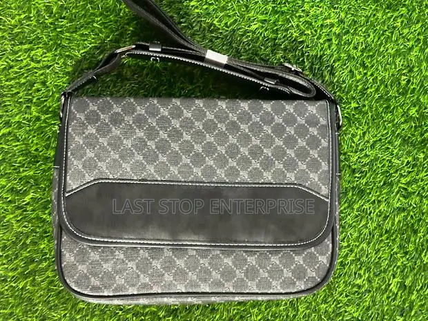 Quality and Quality Classic Side Bag · Photo 1