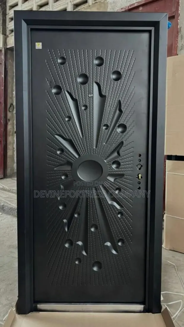Quality Sed Metallic Door With Keys and Handles · Photo 1