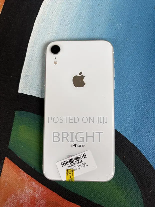 Apple iPhone XR 128 GB White · Photo 1