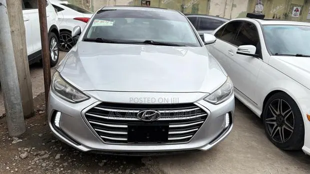 Hyundai Elantra Value Edition Sedan FWD (2.0L 4cyl 6A) 2017 Silver · Photo 1