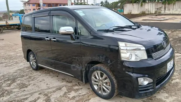 Very Neat Toyota Voxy for Rent · Photo 2