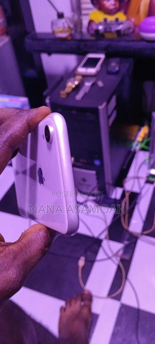 Apple iPhone XR 64 GB White · Photo 1