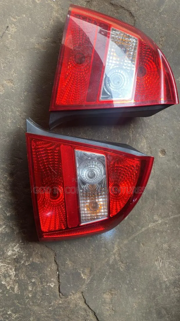 Spectra 5 Tail Light · Photo 1