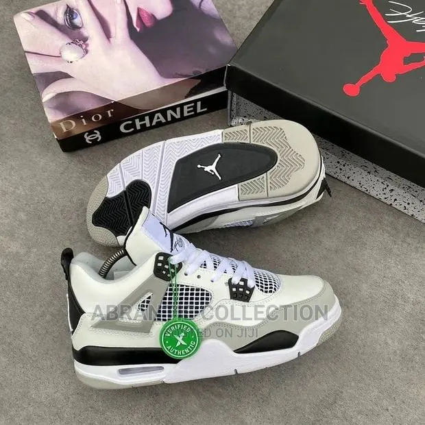 Air Jordan Retro 4 Military Black · Photo 1