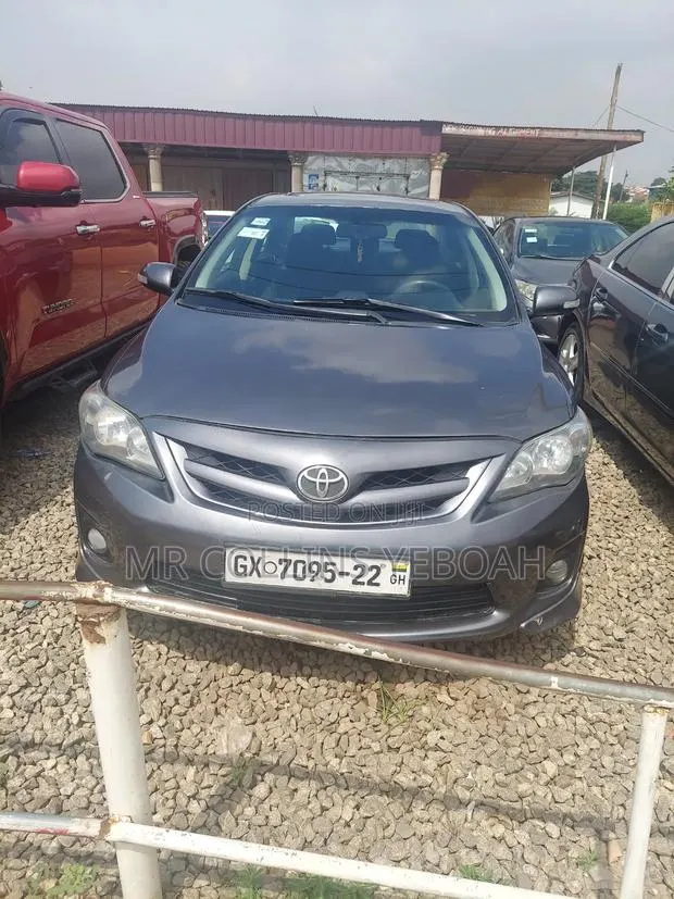 Toyota Corolla LE 4dr Sedan (1.8L 4cyl 4A) 2013 Gray · Photo 1