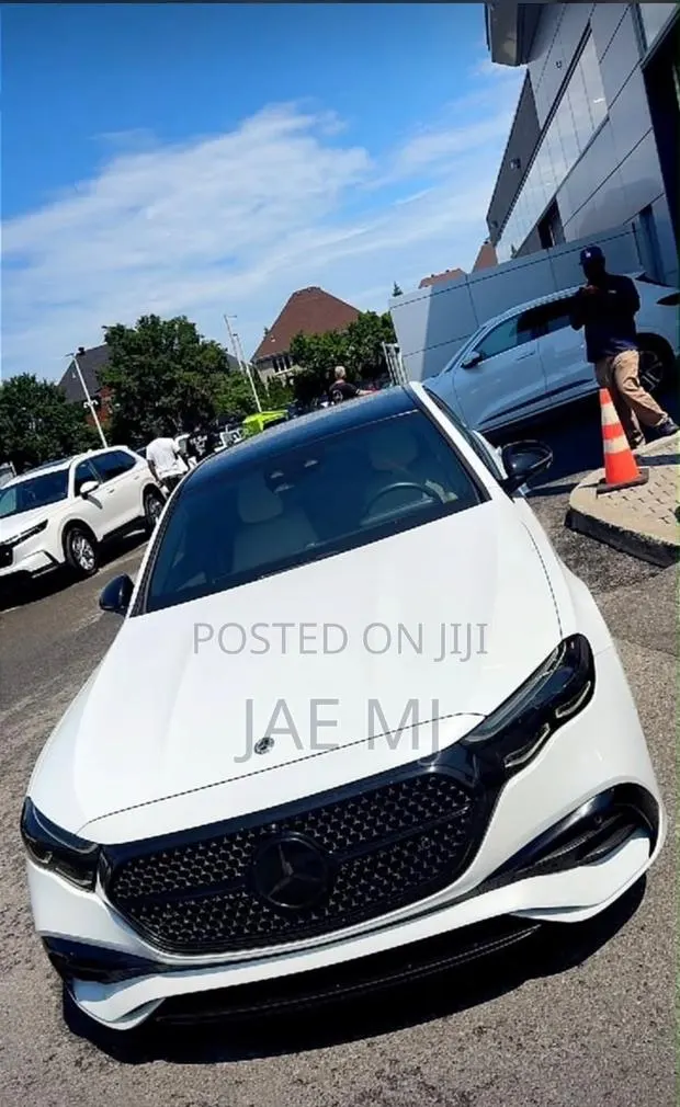 New Mercedes-Benz E300 2024 White · Photo 1