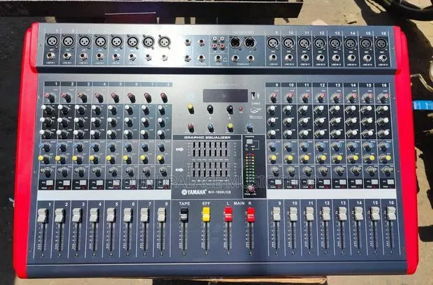 Yamaha Bix-1600usb 16-Channel Powered Mixer · Photo 1