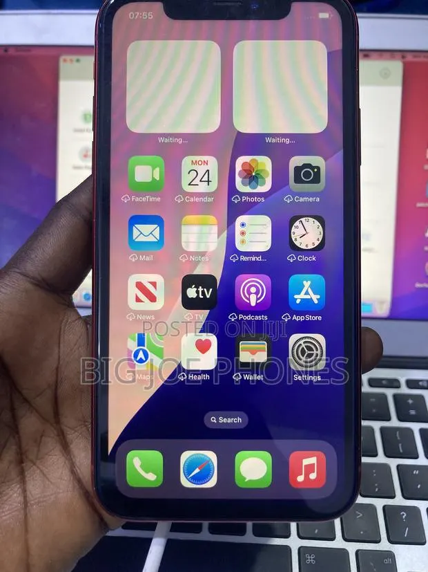 Apple iPhone XR 64 GB Red · Photo 1