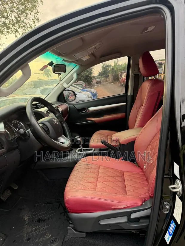 Toyota Hilux 2023 Black · Photo 1