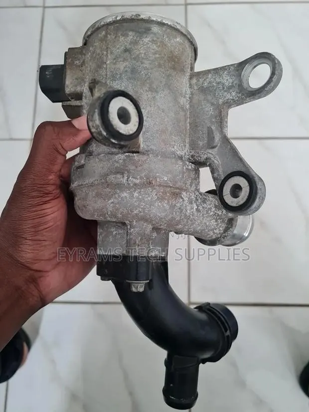 Mercedes C300 Coolant Thermostat · Photo 1