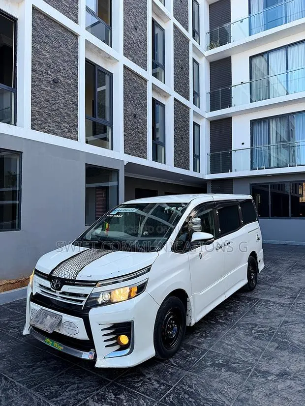 Toyota Voxy V 4WD 8-Seater 2015 White · Photo 1