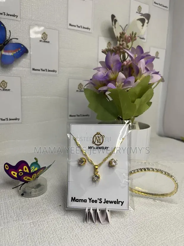 Gold Crystal Pendant Necklace Stud Earrings Jewelry Set · Photo 1
