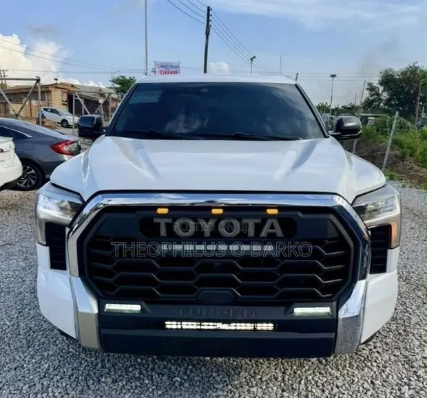 Toyota Tundra 2024 White · Photo 1
