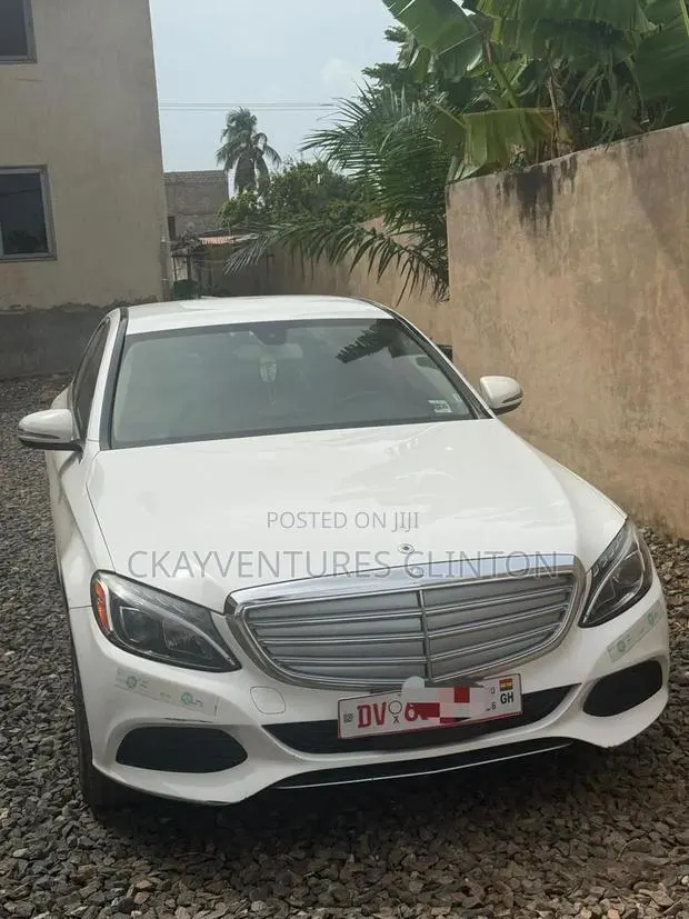 Mercedes-Benz C300 Base AWD 4Matic Sedan (2.0L 4cyl 7A) 2015 White · Photo 1