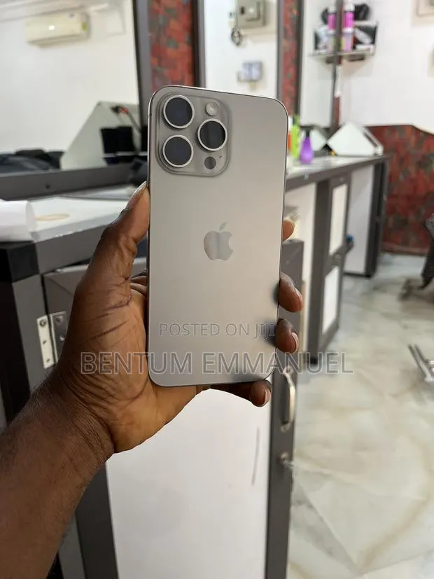 Apple iPhone 15 Pro Max 256 GB Gray · Photo 1