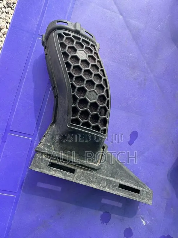 Mercedes-Benz Left Air Intake Duct / Hose · Photo 1