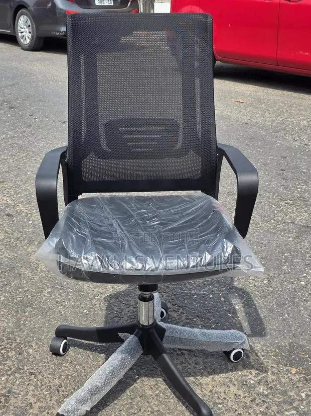 Black Mesh Back Executive Swivel Chair · Photo 1
