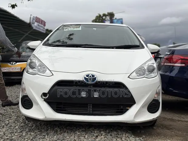 Toyota Aqua 2015 White · Photo 1