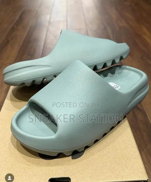 Adidas Yeezy Slides Flat Salt Available · Photo 1