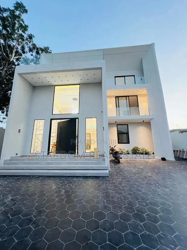 5bdrm Duplex in West Trassaco, East Legon for sale · Photo 1