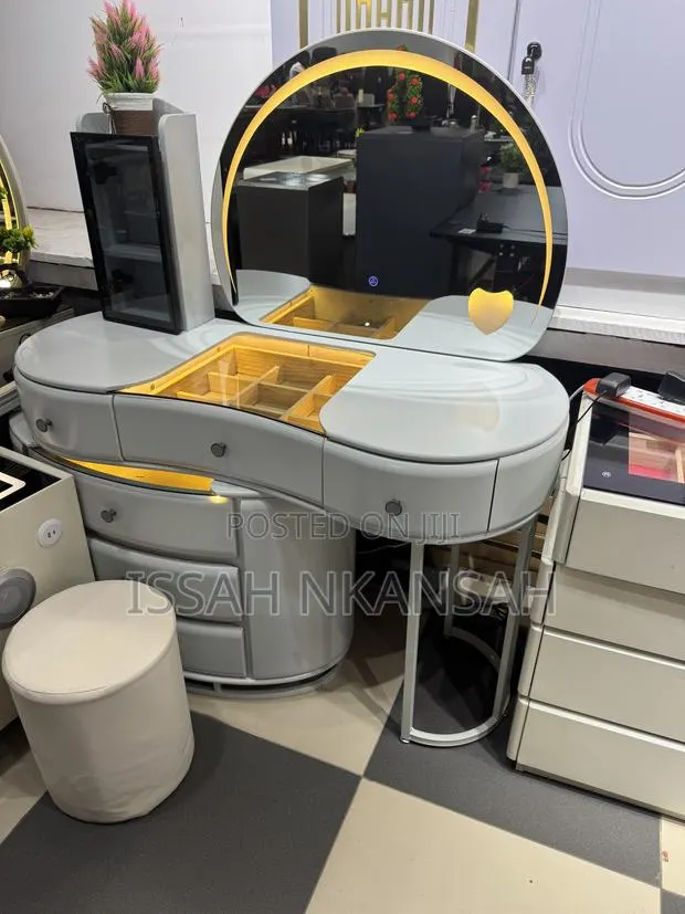 Executive Morden Dressing Mirror · Photo 1
