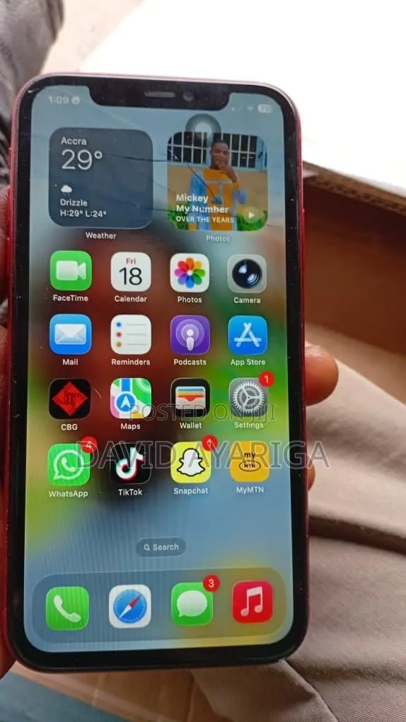 Apple iPhone 11 128 GB Gold · Photo 1