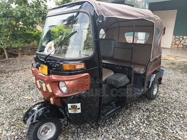 Bajaj RE 2021 Black · Photo 1