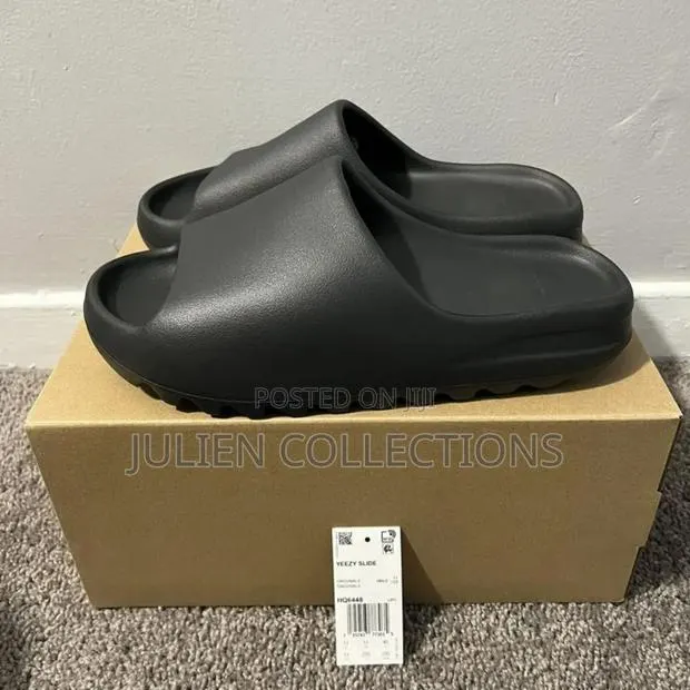 Adidas Yeezy Slides All Black · Photo 1