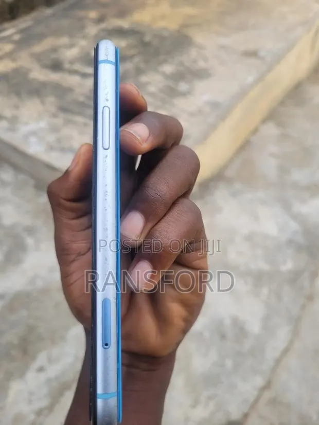 Apple iPhone XR 128 GB Blue · Photo 1