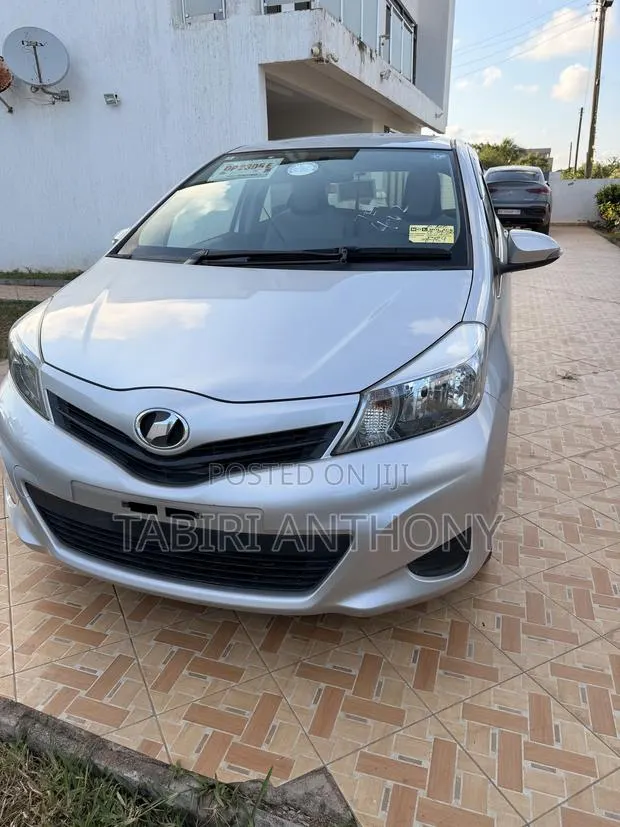Toyota Vitz 2014 Silver · Photo 1