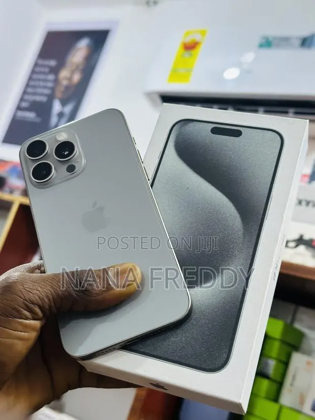 Apple iPhone 15 Pro Max 256 GB Silver · Photo 1