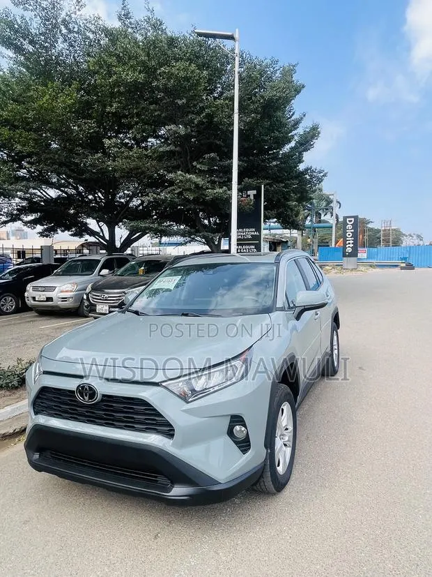 Toyota RAV4 XLE 2021 Gray · Photo 1