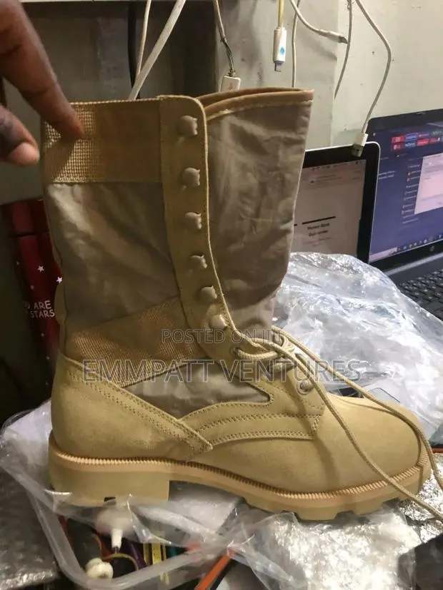 Security Desert Boots · Photo 1