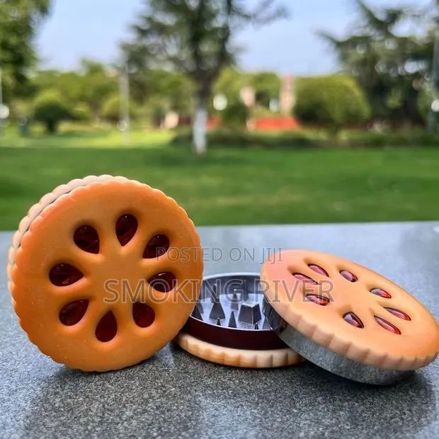 Biscuit Shaped Tobacco Grinder · Photo 1