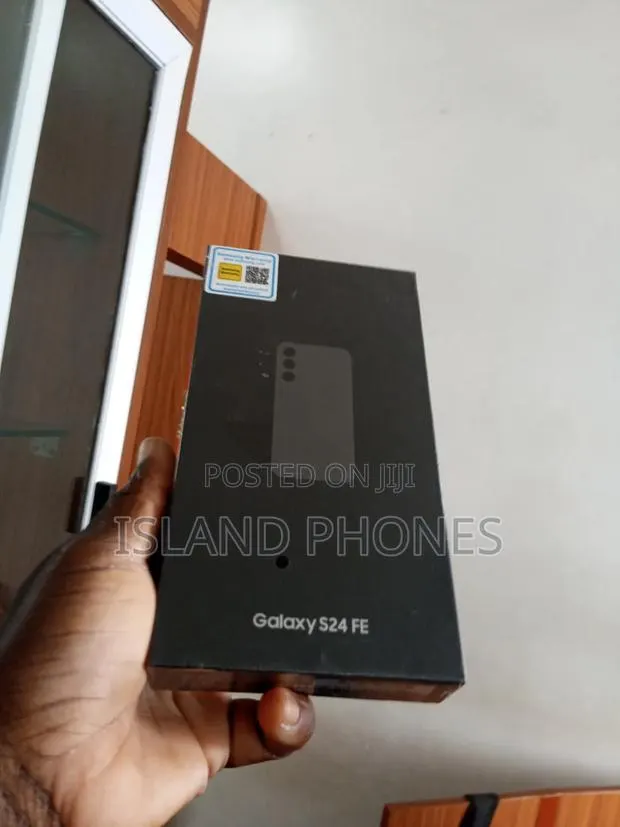 New Samsung Galaxy S24 FE 128 GB Black · Photo 1
