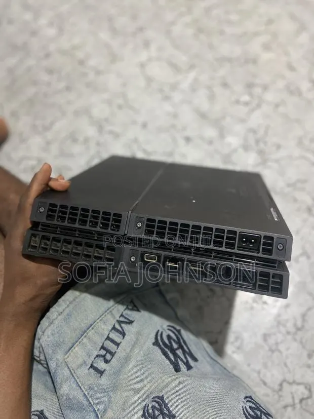 PS4 Slightly Used Neat · Photo 1