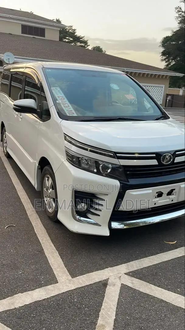Toyota Voxy 2014 Pearl · Photo 1