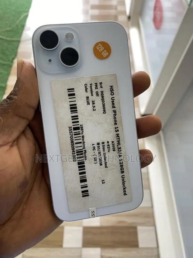 Apple iPhone 15 128 GB White · Photo 1