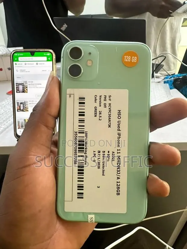 Apple iPhone 11 128 GB Green · Photo 1