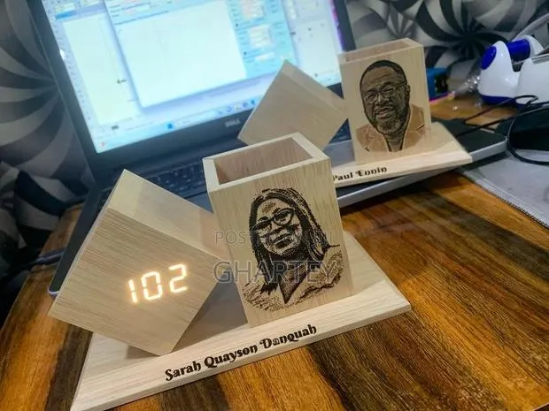 Customized Wooden Table Clock · Photo 1