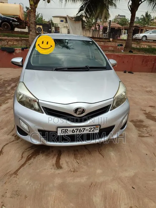 Toyota Vitz 2012 Silver · Photo 1