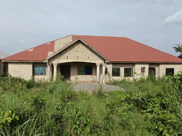 7bdrm House in Krobo , Near Kenyasi, Kumasi Metropolitan for sale · Photo 1