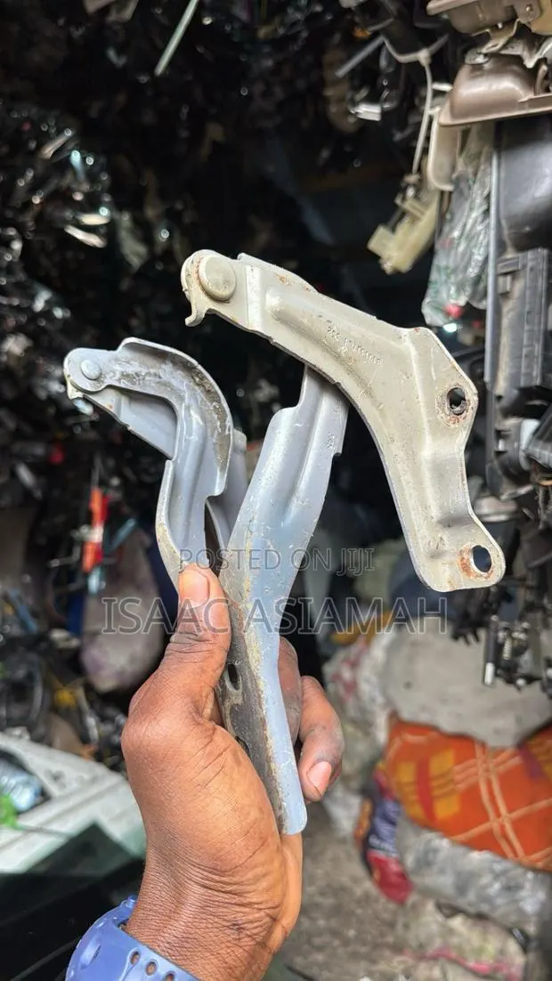 Honda CRV 2017,2018,2019,2020,2021,2022 Bonnet Hinge / Inches · Photo 1