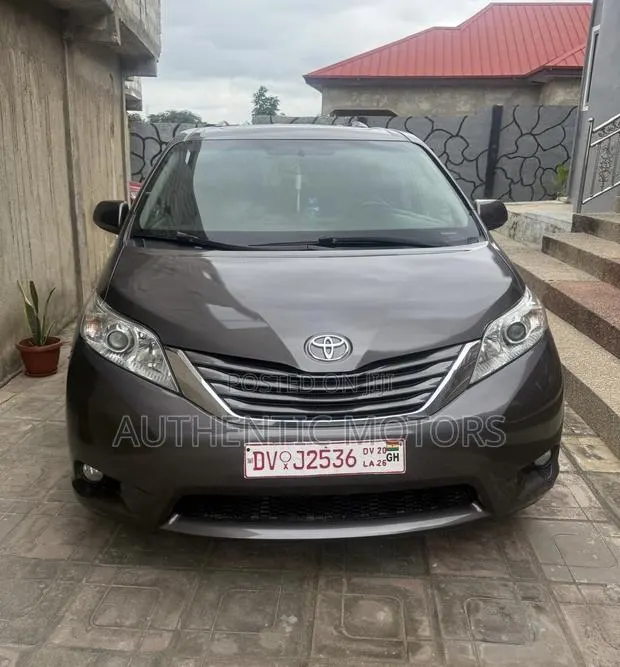 Toyota Sienna 2017 Gray · Photo 1