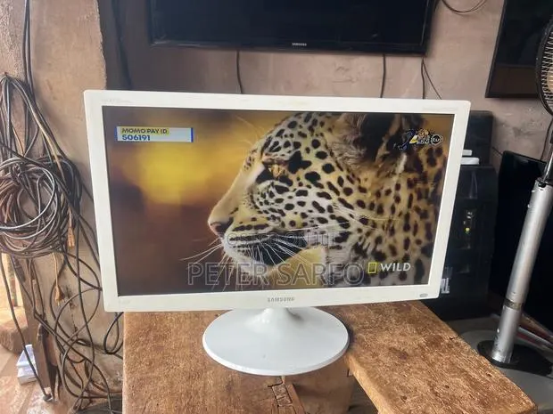 White Samsung 24 inches LED TV · Photo 1