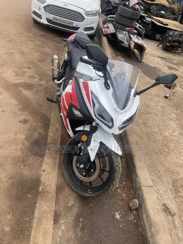 Motorcycle 2024 White · Photo 1