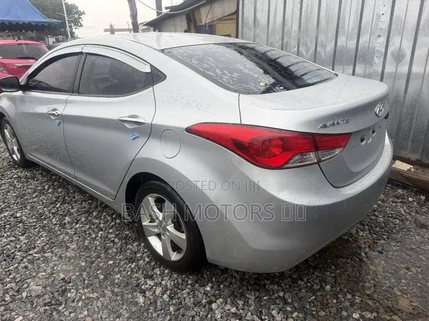 Hyundai Avante 2014 Silver ยท Photo 1