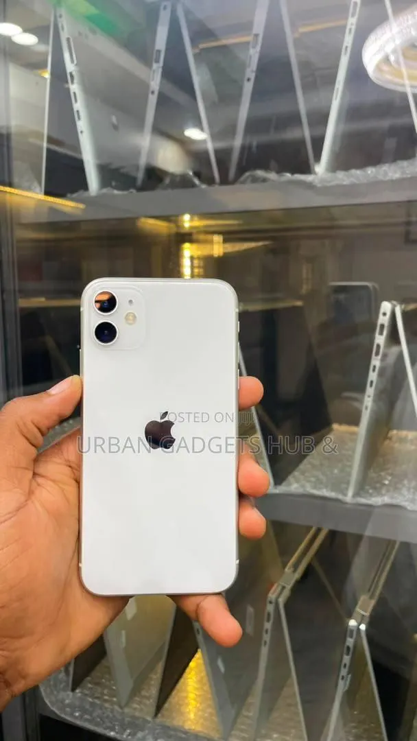Apple iPhone 11 128 GB White · Photo 1